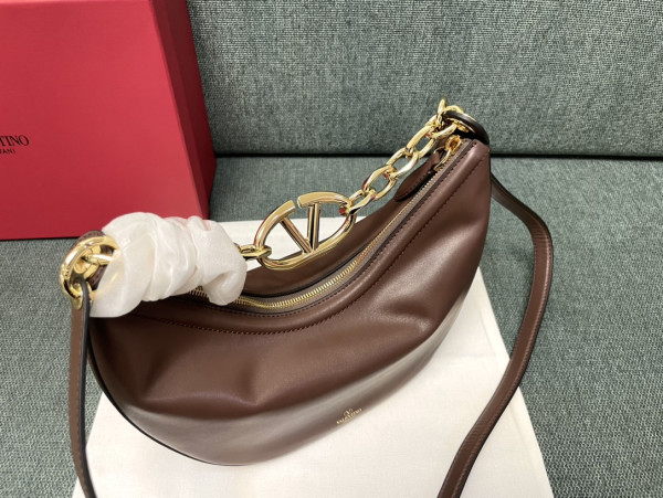VALENTINO Small Vlogo Moon Hobo Bag - 29*23*11CM [C21K1-081041] CELINE CHANEL ACCESSORIES LOEWE SHOES LOUIS VUITTON DIRO YSL OTHER BRAND HANDBAGS BALENCIAGA BOTTEGA VENETA GOYARD HERMES BURBERRY VALENTINO GUCCI FENDI MIUMIU CHLOE PRADA BVLGARI SUITCASE NEW ARRIVAL 