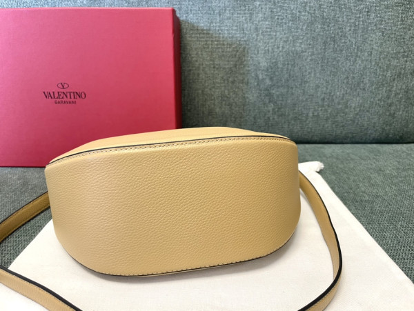 VALENTINO Small Vlogo Moon Hobo Bag - 29*23*11CM [C21K1-080836] CELINE CHANEL ACCESSORIES LOEWE SHOES LOUIS VUITTON DIRO YSL OTHER BRAND HANDBAGS BALENCIAGA BOTTEGA VENETA GOYARD HERMES BURBERRY VALENTINO GUCCI FENDI MIUMIU CHLOE PRADA BVLGARI SUITCASE NEW ARRIVAL 