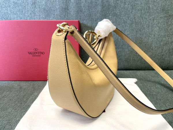 VALENTINO Small Vlogo Moon Hobo Bag - 29*23*11CM [C21K1-080836] CELINE CHANEL ACCESSORIES LOEWE SHOES LOUIS VUITTON DIRO YSL OTHER BRAND HANDBAGS BALENCIAGA BOTTEGA VENETA GOYARD HERMES BURBERRY VALENTINO GUCCI FENDI MIUMIU CHLOE PRADA BVLGARI SUITCASE NEW ARRIVAL 
