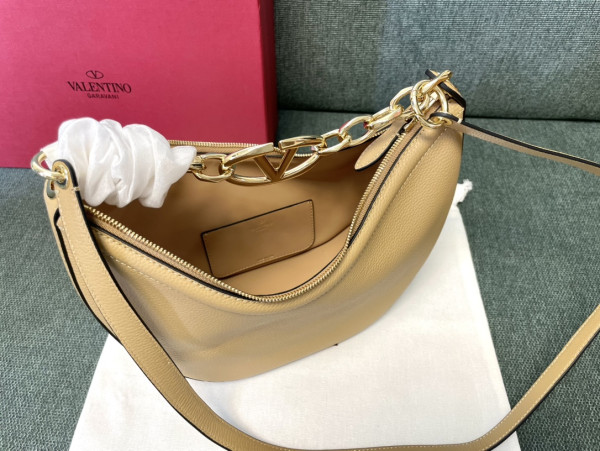 VALENTINO Small Vlogo Moon Hobo Bag - 29*23*11CM [C21K1-080836] CELINE CHANEL ACCESSORIES LOEWE SHOES LOUIS VUITTON DIRO YSL OTHER BRAND HANDBAGS BALENCIAGA BOTTEGA VENETA GOYARD HERMES BURBERRY VALENTINO GUCCI FENDI MIUMIU CHLOE PRADA BVLGARI SUITCASE NEW ARRIVAL 