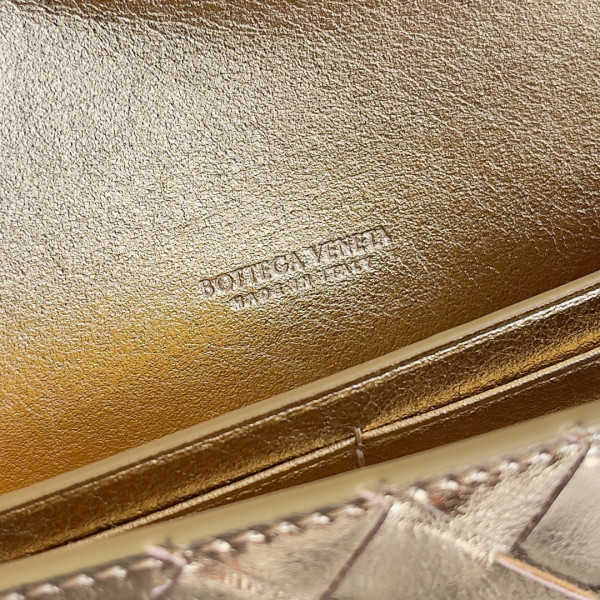 BOTTEGA VENETA Long Clutch Andiamo With Handle-31*13*3CM [741511] CELINE CHANEL ACCESSORIES LOEWE SHOES LOUIS VUITTON DIRO YSL OTHER BRAND HANDBAGS BALENCIAGA BOTTEGA VENETA GOYARD HERMES BURBERRY VALENTINO GUCCI FENDI MIUMIU CHLOE PRADA BVLGARI SUITCASE NEW ARRIVAL 