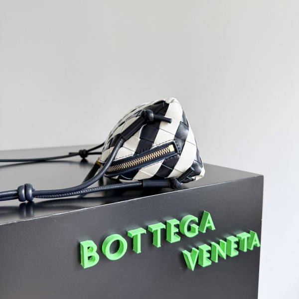 Bottega Veneta Concert Pouch [794258] CELINE CHANEL ACCESSORIES LOEWE SHOES LOUIS VUITTON DIRO YSL OTHER BRAND HANDBAGS BALENCIAGA BOTTEGA VENETA GOYARD HERMES BURBERRY VALENTINO GUCCI FENDI MIUMIU CHLOE PRADA BVLGARI SUITCASE NEW ARRIVAL 