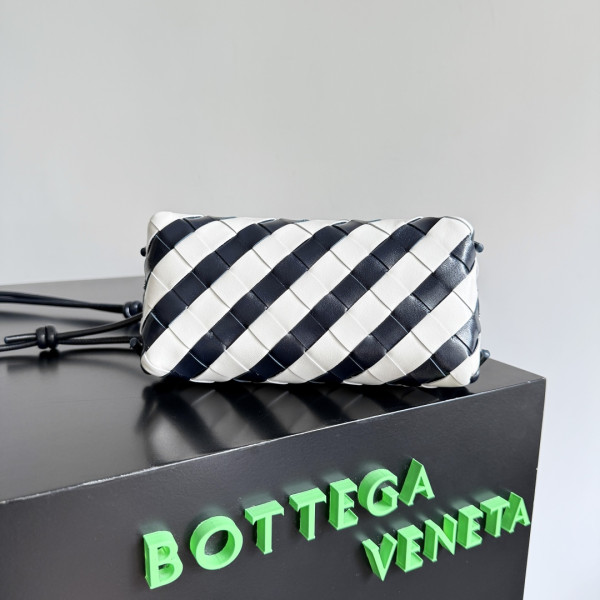 Bottega Veneta Concert Pouch [794258] CELINE CHANEL ACCESSORIES LOEWE SHOES LOUIS VUITTON DIRO YSL OTHER BRAND HANDBAGS BALENCIAGA BOTTEGA VENETA GOYARD HERMES BURBERRY VALENTINO GUCCI FENDI MIUMIU CHLOE PRADA BVLGARI SUITCASE NEW ARRIVAL 