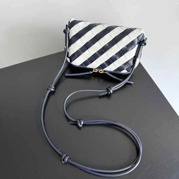 Bottega Veneta Concert Pouch [794258] CELINE CHANEL ACCESSORIES LOEWE SHOES LOUIS VUITTON DIRO YSL OTHER BRAND HANDBAGS BALENCIAGA BOTTEGA VENETA GOYARD HERMES BURBERRY VALENTINO GUCCI FENDI MIUMIU CHLOE PRADA BVLGARI SUITCASE NEW ARRIVAL 
