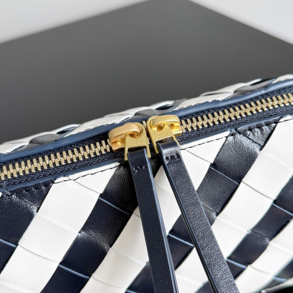 Bottega Veneta Concert Pouch [794258] CELINE CHANEL ACCESSORIES LOEWE SHOES LOUIS VUITTON DIRO YSL OTHER BRAND HANDBAGS BALENCIAGA BOTTEGA VENETA GOYARD HERMES BURBERRY VALENTINO GUCCI FENDI MIUMIU CHLOE PRADA BVLGARI SUITCASE NEW ARRIVAL 