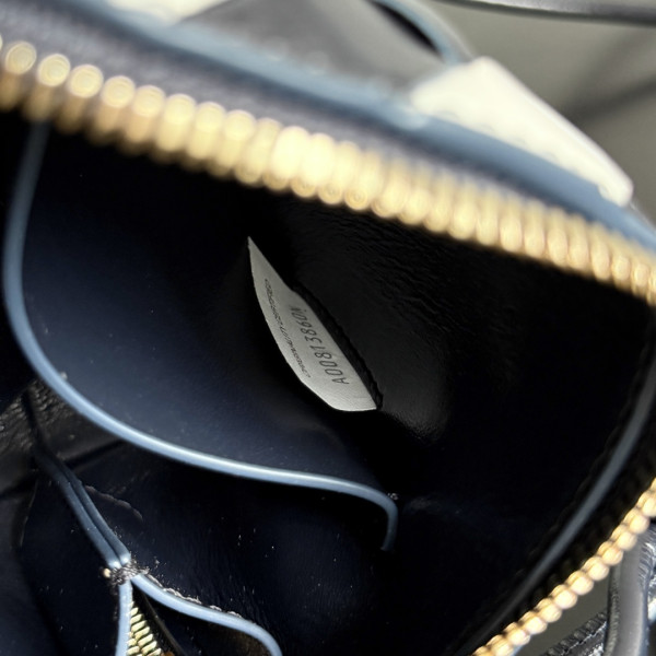 Bottega Veneta Concert Pouch [794258] CELINE CHANEL ACCESSORIES LOEWE SHOES LOUIS VUITTON DIRO YSL OTHER BRAND HANDBAGS BALENCIAGA BOTTEGA VENETA GOYARD HERMES BURBERRY VALENTINO GUCCI FENDI MIUMIU CHLOE PRADA BVLGARI SUITCASE NEW ARRIVAL 
