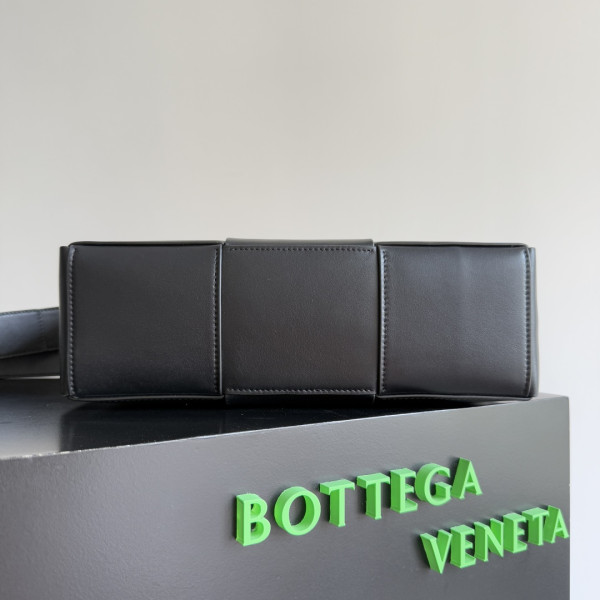 BOTTEGA VENETA Arco Camera Bag -28*18*9cm [731165] CELINE CHANEL ACCESSORIES LOEWE SHOES LOUIS VUITTON DIRO YSL OTHER BRAND HANDBAGS BALENCIAGA BOTTEGA VENETA GOYARD HERMES BURBERRY VALENTINO GUCCI FENDI MIUMIU CHLOE PRADA BVLGARI SUITCASE NEW ARRIVAL 