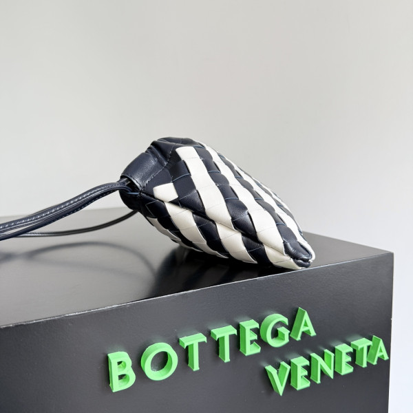BOTTEGA VENETA small Dustbag [816987] CELINE CHANEL ACCESSORIES LOEWE SHOES LOUIS VUITTON DIRO YSL OTHER BRAND HANDBAGS BALENCIAGA BOTTEGA VENETA GOYARD HERMES BURBERRY VALENTINO GUCCI FENDI MIUMIU CHLOE PRADA BVLGARI SUITCASE NEW ARRIVAL 