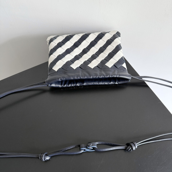 BOTTEGA VENETA small Dustbag [816987] CELINE CHANEL ACCESSORIES LOEWE SHOES LOUIS VUITTON DIRO YSL OTHER BRAND HANDBAGS BALENCIAGA BOTTEGA VENETA GOYARD HERMES BURBERRY VALENTINO GUCCI FENDI MIUMIU CHLOE PRADA BVLGARI SUITCASE NEW ARRIVAL 