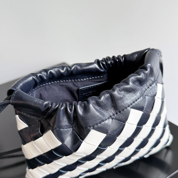 BOTTEGA VENETA small Dustbag [816987] CELINE CHANEL ACCESSORIES LOEWE SHOES LOUIS VUITTON DIRO YSL OTHER BRAND HANDBAGS BALENCIAGA BOTTEGA VENETA GOYARD HERMES BURBERRY VALENTINO GUCCI FENDI MIUMIU CHLOE PRADA BVLGARI SUITCASE NEW ARRIVAL 