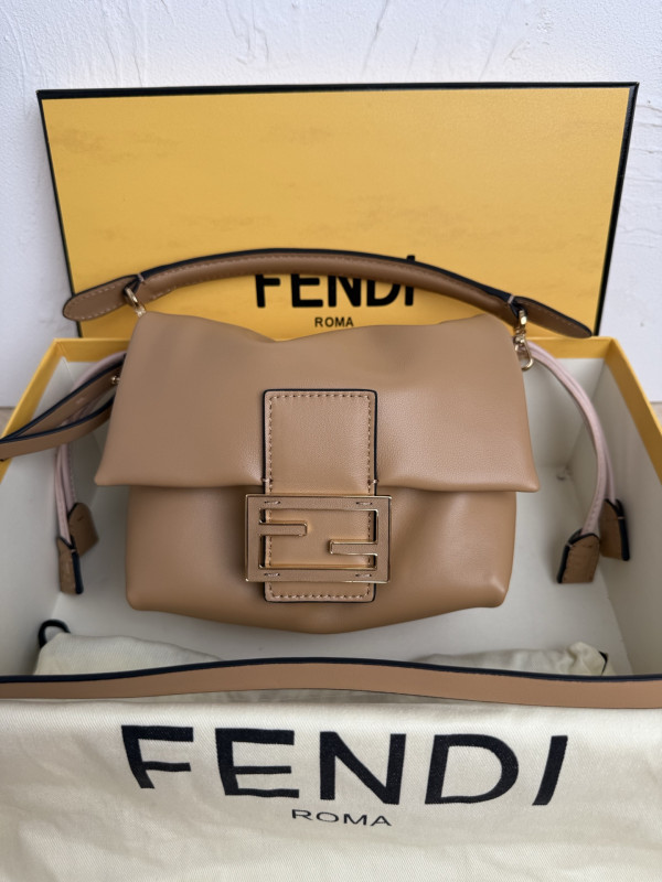 (image for) FENDI Mamma Baguette