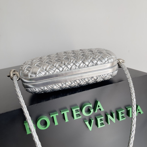 BOTTEGA VENETA Knot Minaudiere On Strap [717623－1] CELINE CHANEL ACCESSORIES LOEWE SHOES LOUIS VUITTON DIRO YSL OTHER BRAND HANDBAGS BALENCIAGA BOTTEGA VENETA GOYARD HERMES BURBERRY VALENTINO GUCCI FENDI MIUMIU CHLOE PRADA BVLGARI SUITCASE NEW ARRIVAL 