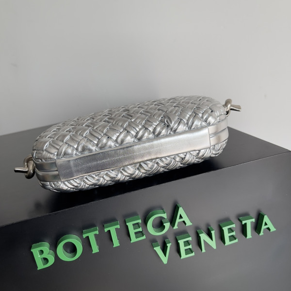 BOTTEGA VENETA Knot Minaudiere On Strap [717623－1] CELINE CHANEL ACCESSORIES LOEWE SHOES LOUIS VUITTON DIRO YSL OTHER BRAND HANDBAGS BALENCIAGA BOTTEGA VENETA GOYARD HERMES BURBERRY VALENTINO GUCCI FENDI MIUMIU CHLOE PRADA BVLGARI SUITCASE NEW ARRIVAL 