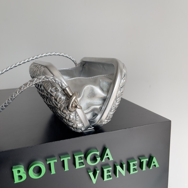 BOTTEGA VENETA Knot Minaudiere On Strap [717623－1] CELINE CHANEL ACCESSORIES LOEWE SHOES LOUIS VUITTON DIRO YSL OTHER BRAND HANDBAGS BALENCIAGA BOTTEGA VENETA GOYARD HERMES BURBERRY VALENTINO GUCCI FENDI MIUMIU CHLOE PRADA BVLGARI SUITCASE NEW ARRIVAL 