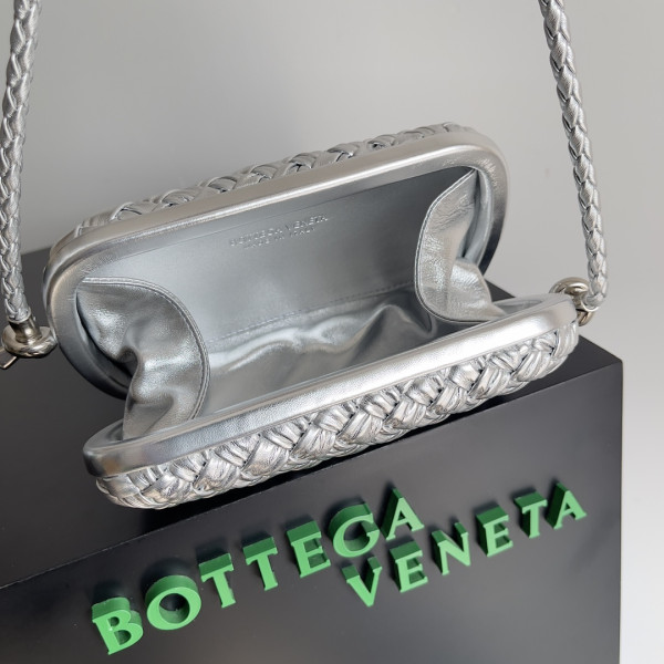 BOTTEGA VENETA Knot Minaudiere On Strap [717623－1] CELINE CHANEL ACCESSORIES LOEWE SHOES LOUIS VUITTON DIRO YSL OTHER BRAND HANDBAGS BALENCIAGA BOTTEGA VENETA GOYARD HERMES BURBERRY VALENTINO GUCCI FENDI MIUMIU CHLOE PRADA BVLGARI SUITCASE NEW ARRIVAL 