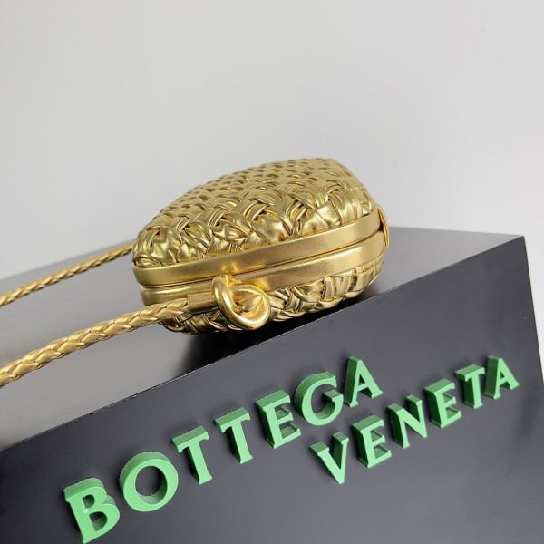 BOTTEGA VENETA Knot Minaudiere On Strap [717623] CELINE CHANEL ACCESSORIES LOEWE SHOES LOUIS VUITTON DIRO YSL OTHER BRAND HANDBAGS BALENCIAGA BOTTEGA VENETA GOYARD HERMES BURBERRY VALENTINO GUCCI FENDI MIUMIU CHLOE PRADA BVLGARI SUITCASE NEW ARRIVAL 