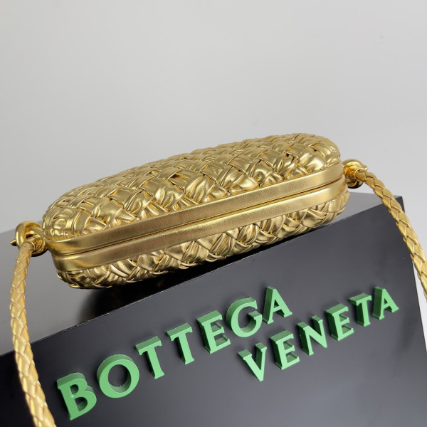 BOTTEGA VENETA Knot Minaudiere On Strap [717623] CELINE CHANEL ACCESSORIES LOEWE SHOES LOUIS VUITTON DIRO YSL OTHER BRAND HANDBAGS BALENCIAGA BOTTEGA VENETA GOYARD HERMES BURBERRY VALENTINO GUCCI FENDI MIUMIU CHLOE PRADA BVLGARI SUITCASE NEW ARRIVAL 