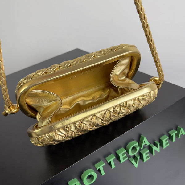 BOTTEGA VENETA Knot Minaudiere On Strap [717623] CELINE CHANEL ACCESSORIES LOEWE SHOES LOUIS VUITTON DIRO YSL OTHER BRAND HANDBAGS BALENCIAGA BOTTEGA VENETA GOYARD HERMES BURBERRY VALENTINO GUCCI FENDI MIUMIU CHLOE PRADA BVLGARI SUITCASE NEW ARRIVAL 