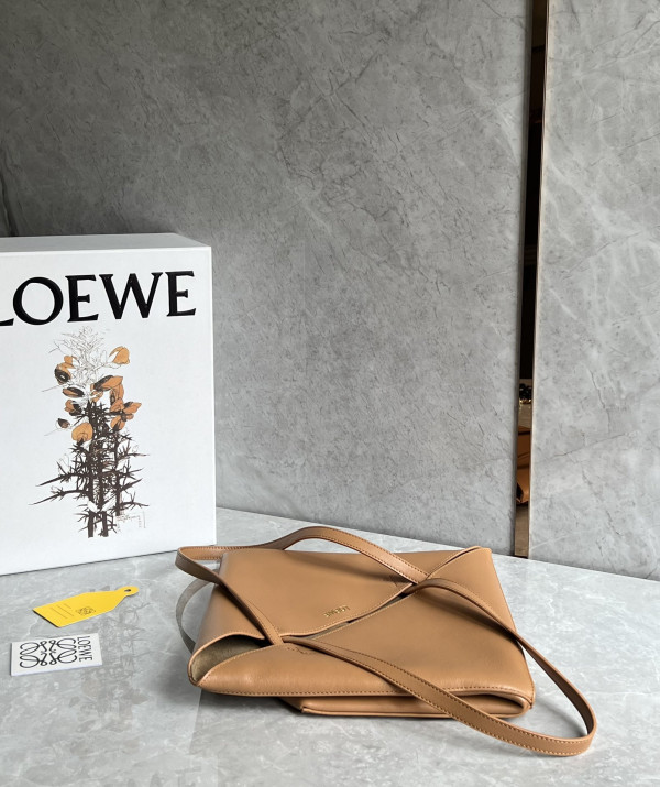 Lowee Puzzle Fold medium Tote - 25.5X14.5X31.5cm [C21JP-031245] CELINE CHANEL ACCESSORIES LOEWE SHOES LOUIS VUITTON DIRO YSL OTHER BRAND HANDBAGS BALENCIAGA BOTTEGA VENETA GOYARD HERMES BURBERRY VALENTINO GUCCI FENDI MIUMIU CHLOE PRADA BVLGARI SUITCASE NEW ARRIVAL 