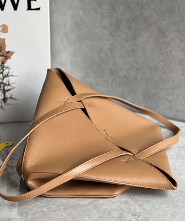 Lowee Puzzle Fold medium Tote - 25.5X14.5X31.5cm [C21JP-031245] CELINE CHANEL ACCESSORIES LOEWE SHOES LOUIS VUITTON DIRO YSL OTHER BRAND HANDBAGS BALENCIAGA BOTTEGA VENETA GOYARD HERMES BURBERRY VALENTINO GUCCI FENDI MIUMIU CHLOE PRADA BVLGARI SUITCASE NEW ARRIVAL 