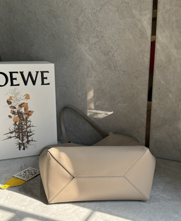 Lowee Puzzle Fold medium Tote - 25.5X14.5X31.5cm [C21JP-031138] CELINE CHANEL ACCESSORIES LOEWE SHOES LOUIS VUITTON DIRO YSL OTHER BRAND HANDBAGS BALENCIAGA BOTTEGA VENETA GOYARD HERMES BURBERRY VALENTINO GUCCI FENDI MIUMIU CHLOE PRADA BVLGARI SUITCASE NEW ARRIVAL 
