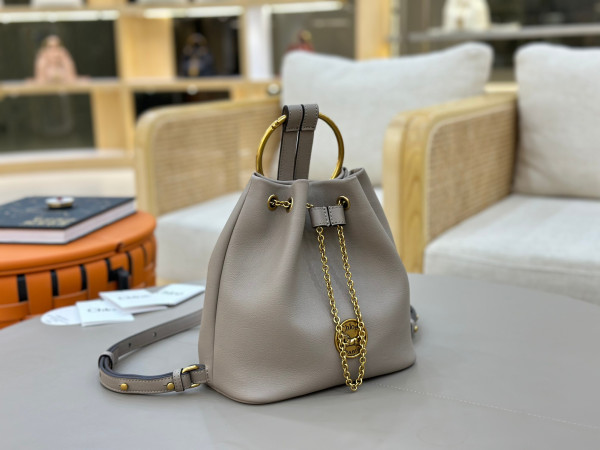 Chloe bracelet backpack in grained leather- 22*20*10.5cm [C21JI-074805] CELINE CHANEL ACCESSORIES LOEWE SHOES LOUIS VUITTON DIRO YSL OTHER BRAND HANDBAGS BALENCIAGA BOTTEGA VENETA GOYARD HERMES BURBERRY VALENTINO GUCCI FENDI MIUMIU CHLOE PRADA BVLGARI SUITCASE NEW ARRIVAL 