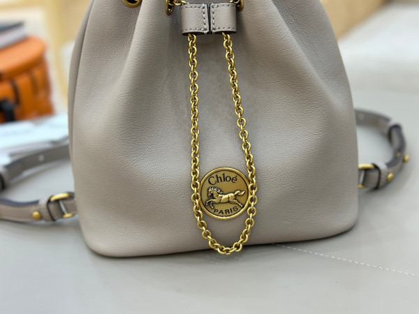 Chloe bracelet backpack in grained leather- 22*20*10.5cm [C21JI-074805] CELINE CHANEL ACCESSORIES LOEWE SHOES LOUIS VUITTON DIRO YSL OTHER BRAND HANDBAGS BALENCIAGA BOTTEGA VENETA GOYARD HERMES BURBERRY VALENTINO GUCCI FENDI MIUMIU CHLOE PRADA BVLGARI SUITCASE NEW ARRIVAL 