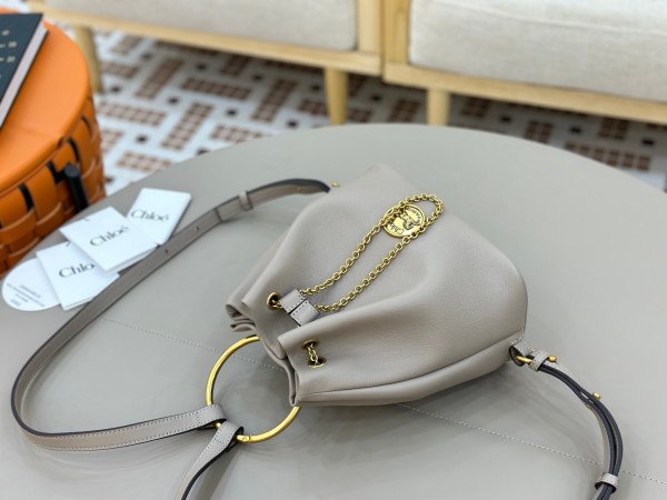 Chloe bracelet backpack in grained leather- 22*20*10.5cm [C21JI-074805] CELINE CHANEL ACCESSORIES LOEWE SHOES LOUIS VUITTON DIRO YSL OTHER BRAND HANDBAGS BALENCIAGA BOTTEGA VENETA GOYARD HERMES BURBERRY VALENTINO GUCCI FENDI MIUMIU CHLOE PRADA BVLGARI SUITCASE NEW ARRIVAL 