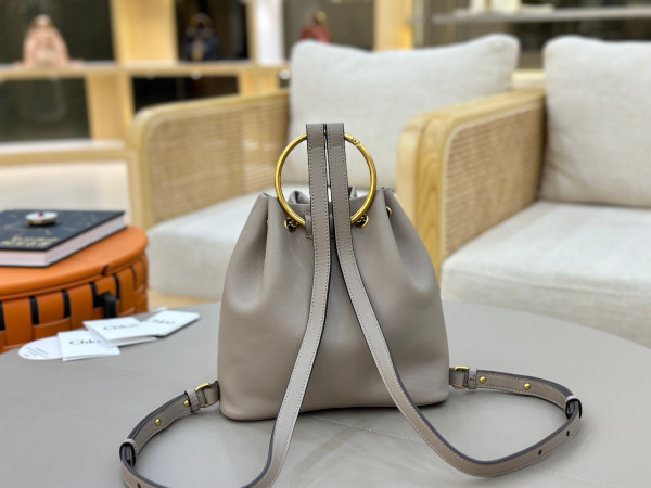 Chloe bracelet backpack in grained leather- 22*20*10.5cm [C21JI-074805] CELINE CHANEL ACCESSORIES LOEWE SHOES LOUIS VUITTON DIRO YSL OTHER BRAND HANDBAGS BALENCIAGA BOTTEGA VENETA GOYARD HERMES BURBERRY VALENTINO GUCCI FENDI MIUMIU CHLOE PRADA BVLGARI SUITCASE NEW ARRIVAL 