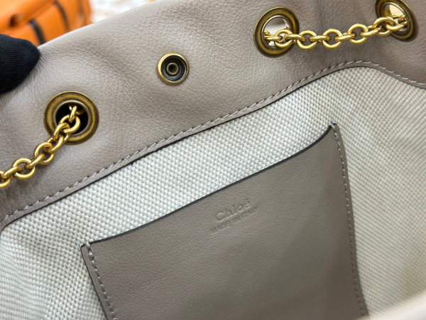 Chloe bracelet backpack in grained leather- 22*20*10.5cm [C21JI-074805] CELINE CHANEL ACCESSORIES LOEWE SHOES LOUIS VUITTON DIRO YSL OTHER BRAND HANDBAGS BALENCIAGA BOTTEGA VENETA GOYARD HERMES BURBERRY VALENTINO GUCCI FENDI MIUMIU CHLOE PRADA BVLGARI SUITCASE NEW ARRIVAL 