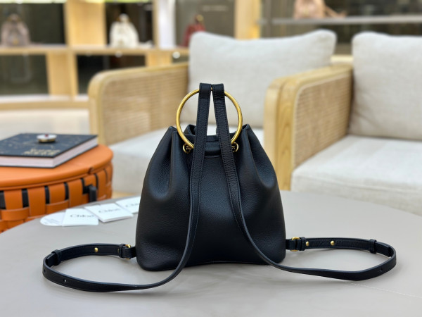 Chloe bracelet backpack in grained leather- 22*20*10.5cm [C21JI-074435] CELINE CHANEL ACCESSORIES LOEWE SHOES LOUIS VUITTON DIRO YSL OTHER BRAND HANDBAGS BALENCIAGA BOTTEGA VENETA GOYARD HERMES BURBERRY VALENTINO GUCCI FENDI MIUMIU CHLOE PRADA BVLGARI SUITCASE NEW ARRIVAL 