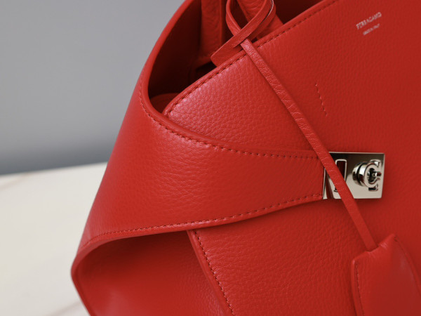 FERRAGAMO HUG HANDBAG - 31.5*19*22CM [C21HG-020045] CELINE CHANEL ACCESSORIES LOEWE SHOES LOUIS VUITTON DIRO YSL OTHER BRAND HANDBAGS BALENCIAGA BOTTEGA VENETA GOYARD HERMES BURBERRY VALENTINO GUCCI FENDI MIUMIU CHLOE PRADA BVLGARI SUITCASE NEW ARRIVAL 