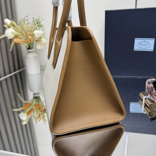 Prada Medium linen blend and leather tote bag - 35*22.5*18CM [1BG572] CELINE CHANEL ACCESSORIES LOEWE SHOES LOUIS VUITTON DIRO YSL OTHER BRAND HANDBAGS BALENCIAGA BOTTEGA VENETA GOYARD HERMES BURBERRY VALENTINO GUCCI FENDI MIUMIU CHLOE PRADA BVLGARI SUITCASE NEW ARRIVAL 