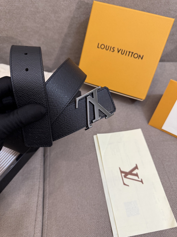 LOUIS VUITTON MEN BELT [C21EF-073600] CELINE CHANEL ACCESSORIES LOEWE SHOES LOUIS VUITTON DIRO YSL OTHER BRAND HANDBAGS BALENCIAGA BOTTEGA VENETA GOYARD HERMES BURBERRY VALENTINO GUCCI FENDI MIUMIU CHLOE PRADA BVLGARI SUITCASE NEW ARRIVAL 