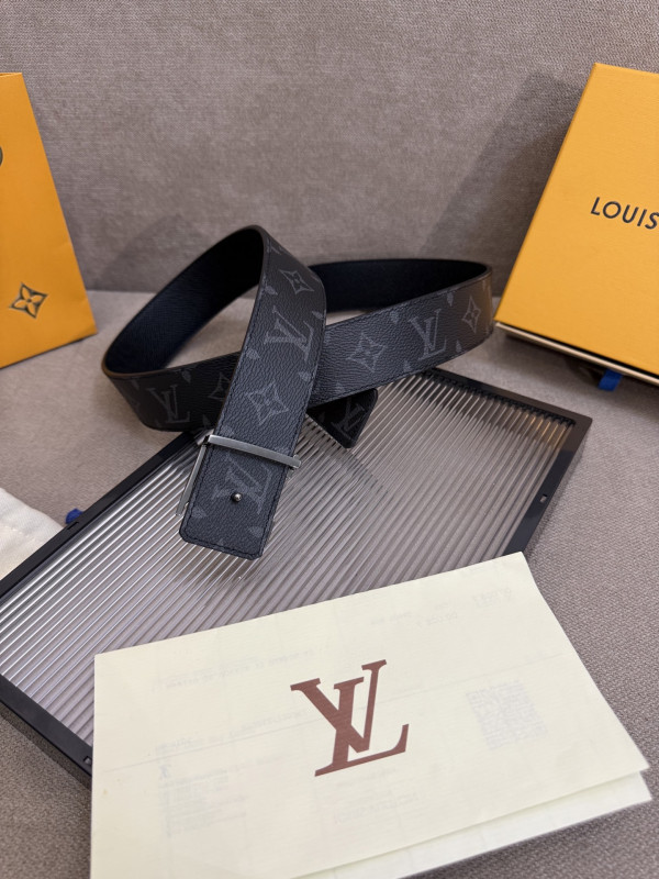 LOUIS VUITTON MEN BELT [C21EF-073600] CELINE CHANEL ACCESSORIES LOEWE SHOES LOUIS VUITTON DIRO YSL OTHER BRAND HANDBAGS BALENCIAGA BOTTEGA VENETA GOYARD HERMES BURBERRY VALENTINO GUCCI FENDI MIUMIU CHLOE PRADA BVLGARI SUITCASE NEW ARRIVAL 