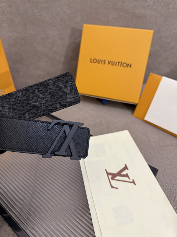 LOUIS VUITTON MEN BELT [C21EF-072632] CELINE CHANEL ACCESSORIES LOEWE SHOES LOUIS VUITTON DIRO YSL OTHER BRAND HANDBAGS BALENCIAGA BOTTEGA VENETA GOYARD HERMES BURBERRY VALENTINO GUCCI FENDI MIUMIU CHLOE PRADA BVLGARI SUITCASE NEW ARRIVAL 