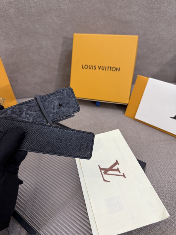 LOUIS VUITTON MEN BELT [C21EF-072632] CELINE CHANEL ACCESSORIES LOEWE SHOES LOUIS VUITTON DIRO YSL OTHER BRAND HANDBAGS BALENCIAGA BOTTEGA VENETA GOYARD HERMES BURBERRY VALENTINO GUCCI FENDI MIUMIU CHLOE PRADA BVLGARI SUITCASE NEW ARRIVAL 