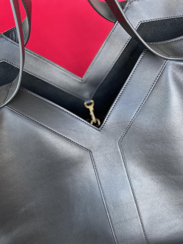 YSL y tote in leather [817602] CELINE CHANEL ACCESSORIES LOEWE SHOES LOUIS VUITTON DIRO YSL OTHER BRAND HANDBAGS BALENCIAGA BOTTEGA VENETA GOYARD HERMES BURBERRY VALENTINO GUCCI FENDI MIUMIU CHLOE PRADA BVLGARI SUITCASE NEW ARRIVAL 