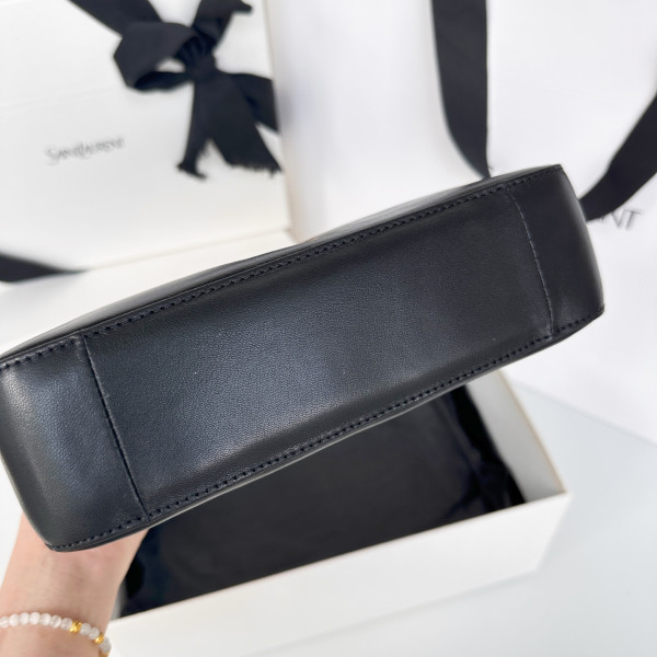 YSL calypso mini hobo-20*12*5CM [791484] CELINE CHANEL ACCESSORIES LOEWE SHOES LOUIS VUITTON DIRO YSL OTHER BRAND HANDBAGS BALENCIAGA BOTTEGA VENETA GOYARD HERMES BURBERRY VALENTINO GUCCI FENDI MIUMIU CHLOE PRADA BVLGARI SUITCASE NEW ARRIVAL 