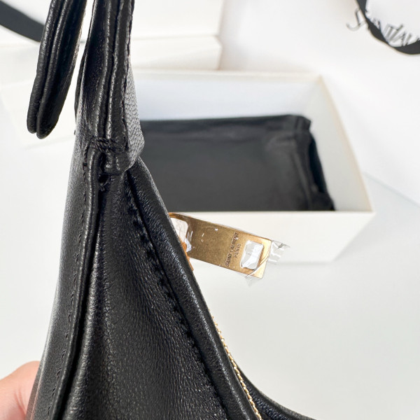YSL calypso mini hobo-20*12*5CM [791484] CELINE CHANEL ACCESSORIES LOEWE SHOES LOUIS VUITTON DIRO YSL OTHER BRAND HANDBAGS BALENCIAGA BOTTEGA VENETA GOYARD HERMES BURBERRY VALENTINO GUCCI FENDI MIUMIU CHLOE PRADA BVLGARI SUITCASE NEW ARRIVAL 