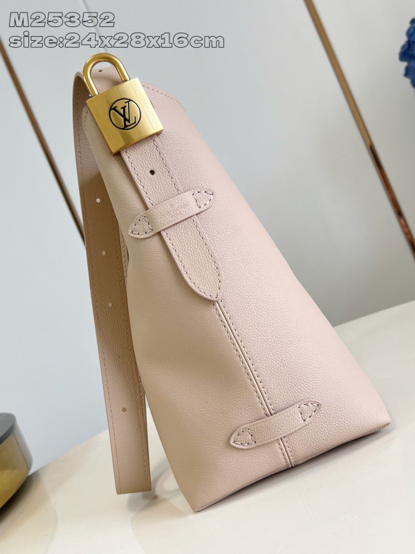 LOUIS VUITTON Low Key Hobo Jh-24*28*16CM [M25352浅粉] CELINE CHANEL ACCESSORIES LOEWE SHOES LOUIS VUITTON DIRO YSL OTHER BRAND HANDBAGS BALENCIAGA BOTTEGA VENETA GOYARD HERMES BURBERRY VALENTINO GUCCI FENDI MIUMIU CHLOE PRADA BVLGARI SUITCASE NEW ARRIVAL 