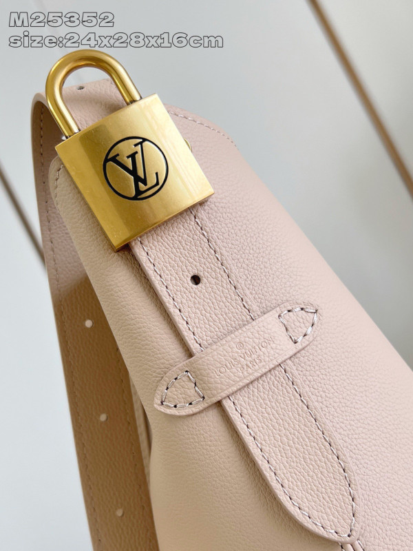 LOUIS VUITTON Low Key Hobo Jh-24*28*16CM [M25352浅粉] CELINE CHANEL ACCESSORIES LOEWE SHOES LOUIS VUITTON DIRO YSL OTHER BRAND HANDBAGS BALENCIAGA BOTTEGA VENETA GOYARD HERMES BURBERRY VALENTINO GUCCI FENDI MIUMIU CHLOE PRADA BVLGARI SUITCASE NEW ARRIVAL 