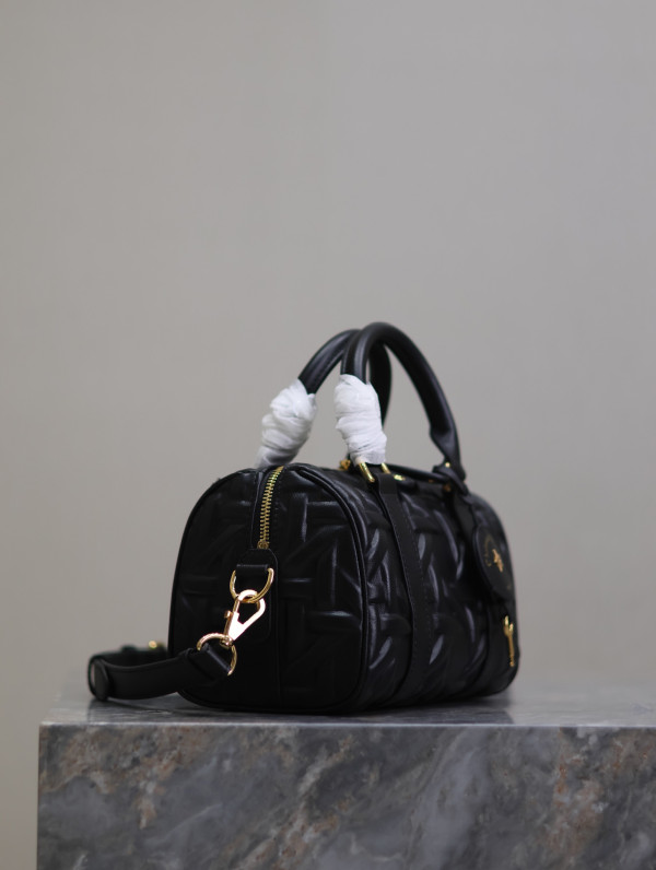 Diro Groove 20 bag [C21E5-085101] CELINE CHANEL ACCESSORIES LOEWE SHOES LOUIS VUITTON DIRO YSL OTHER BRAND HANDBAGS BALENCIAGA BOTTEGA VENETA GOYARD HERMES BURBERRY VALENTINO GUCCI FENDI MIUMIU CHLOE PRADA BVLGARI SUITCASE NEW ARRIVAL 