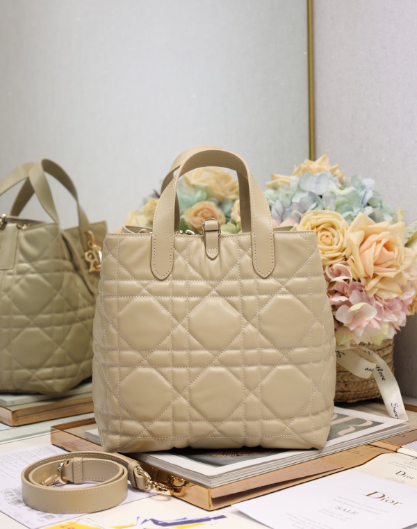 Medium Diro Toujours Vertical Tote Bag-23*24*16CM [C21E5-083319] CELINE CHANEL ACCESSORIES LOEWE SHOES LOUIS VUITTON DIRO YSL OTHER BRAND HANDBAGS BALENCIAGA BOTTEGA VENETA GOYARD HERMES BURBERRY VALENTINO GUCCI FENDI MIUMIU CHLOE PRADA BVLGARI SUITCASE NEW ARRIVAL 