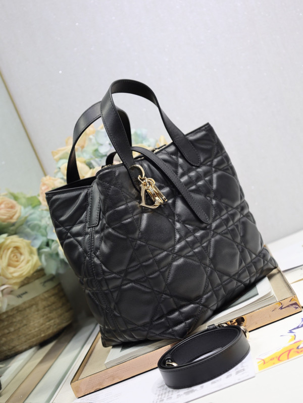 Medium Diro Toujours Vertical Tote Bag-23*24*16CM [C21E5-083135] CELINE CHANEL ACCESSORIES LOEWE SHOES LOUIS VUITTON DIRO YSL OTHER BRAND HANDBAGS BALENCIAGA BOTTEGA VENETA GOYARD HERMES BURBERRY VALENTINO GUCCI FENDI MIUMIU CHLOE PRADA BVLGARI SUITCASE NEW ARRIVAL 