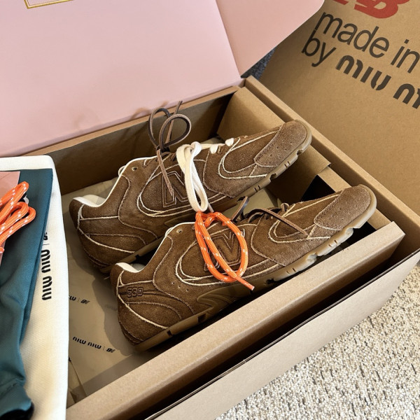 MiuMiu x New Balance Sneaker [C218G-085921] CELINE CHANEL ACCESSORIES LOEWE SHOES LOUIS VUITTON DIRO YSL OTHER BRAND HANDBAGS BALENCIAGA BOTTEGA VENETA GOYARD HERMES BURBERRY VALENTINO GUCCI FENDI MIUMIU CHLOE PRADA BVLGARI SUITCASE NEW ARRIVAL 