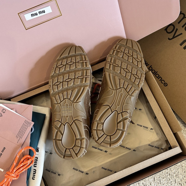 MiuMiu x New Balance Sneaker [C218G-085921] CELINE CHANEL ACCESSORIES LOEWE SHOES LOUIS VUITTON DIRO YSL OTHER BRAND HANDBAGS BALENCIAGA BOTTEGA VENETA GOYARD HERMES BURBERRY VALENTINO GUCCI FENDI MIUMIU CHLOE PRADA BVLGARI SUITCASE NEW ARRIVAL 