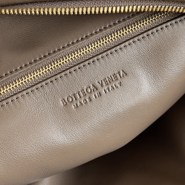 Bottega Veneta Jodie-48*40*16cm [600261松果棕色] CELINE CHANEL ACCESSORIES LOEWE SHOES LOUIS VUITTON DIRO YSL OTHER BRAND HANDBAGS BALENCIAGA BOTTEGA VENETA GOYARD HERMES BURBERRY VALENTINO GUCCI FENDI MIUMIU CHLOE PRADA BVLGARI SUITCASE NEW ARRIVAL 