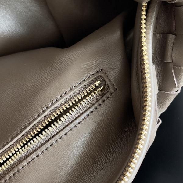 Bottega Veneta Jodie-48*40*16cm [600261松果棕色] CELINE CHANEL ACCESSORIES LOEWE SHOES LOUIS VUITTON DIRO YSL OTHER BRAND HANDBAGS BALENCIAGA BOTTEGA VENETA GOYARD HERMES BURBERRY VALENTINO GUCCI FENDI MIUMIU CHLOE PRADA BVLGARI SUITCASE NEW ARRIVAL 
