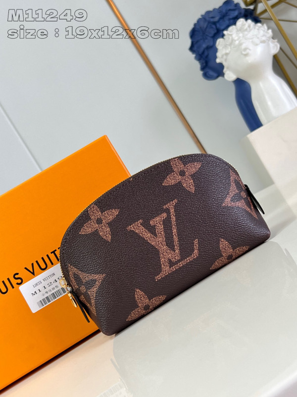 (image for) Louis Vuitton Pochette Cosmétique PM